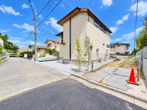 藤沢市片瀬山、新築一戸建ての前面道路を含む現地写真画像です
