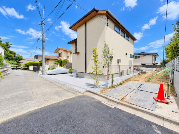 藤沢市片瀬山、新築一戸建ての前面道路を含む現地写真画像です
