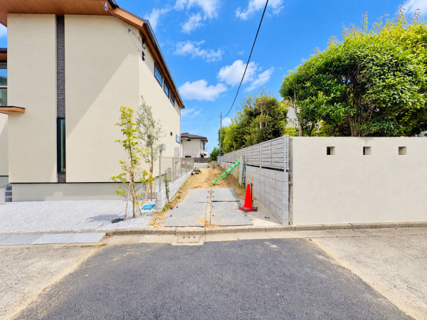 藤沢市片瀬山、新築一戸建ての前面道路を含む現地写真画像です