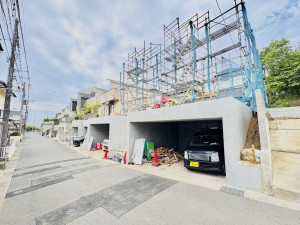 藤沢市渡内、新築一戸建ての前面道路を含む現地写真画像です