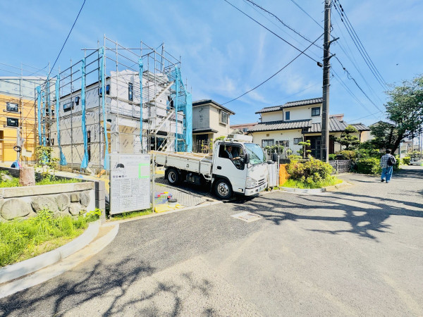 藤沢市鵠沼神明、新築一戸建ての前面道路を含む現地写真画像です
