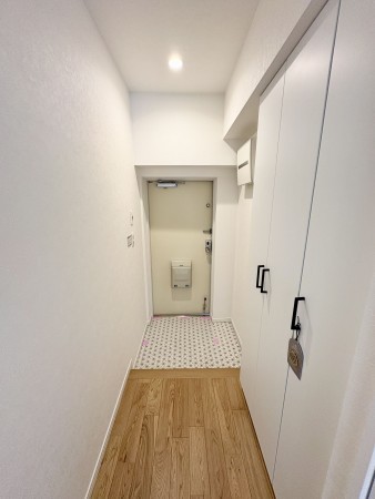 藤沢市鵠沼石上、中古マンションの玄関画像です