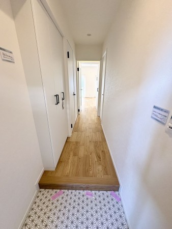 藤沢市鵠沼石上、中古マンションの玄関画像です