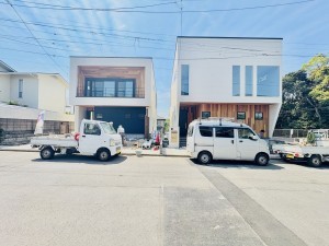 藤沢市片瀬山、新築一戸建ての前面道路を含む現地写真画像です