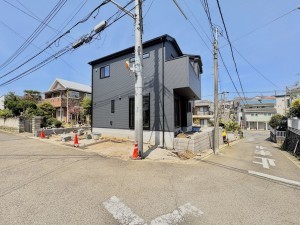 藤沢市善行、新築一戸建ての前面道路を含む現地写真画像です