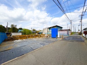 藤沢市大庭、新築一戸建ての前面道路を含む現地写真画像です