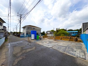 藤沢市大庭、新築一戸建ての前面道路を含む現地写真画像です