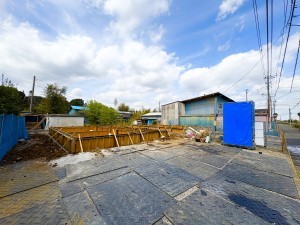 藤沢市大庭、新築一戸建ての前面道路を含む現地写真画像です