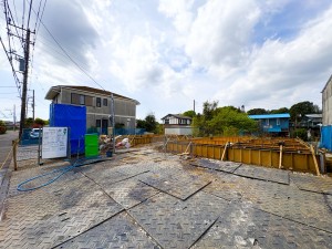 藤沢市大庭、新築一戸建ての前面道路を含む現地写真画像です
