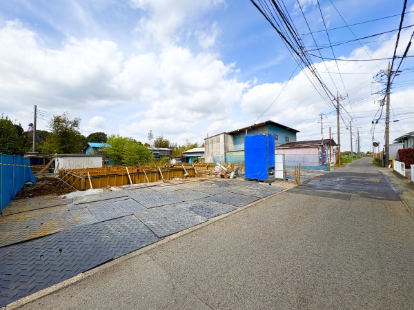 藤沢市大庭、新築一戸建ての前面道路を含む現地写真画像です