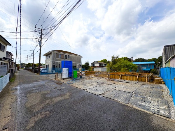藤沢市大庭、新築一戸建ての前面道路を含む現地写真画像です