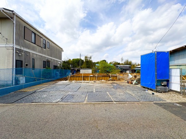 藤沢市大庭、新築一戸建ての前面道路を含む現地写真画像です