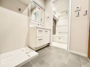 藤沢市藤沢、中古マンションの洗面画像です