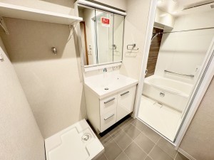 藤沢市藤沢、中古マンションの洗面画像です