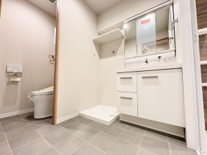 藤沢市藤沢、中古マンションの洗面画像です