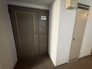 藤沢市藤沢、中古マンションの玄関画像です