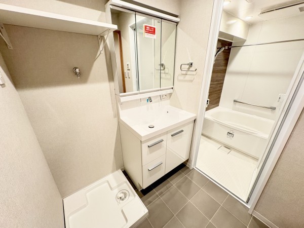 藤沢市藤沢、中古マンションの洗面画像です