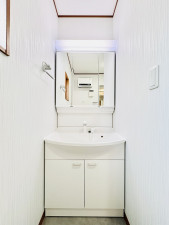 藤沢市高倉、中古一戸建ての洗面画像です