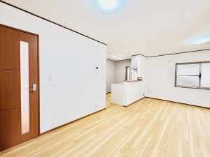 藤沢市高倉、中古一戸建ての居間画像です