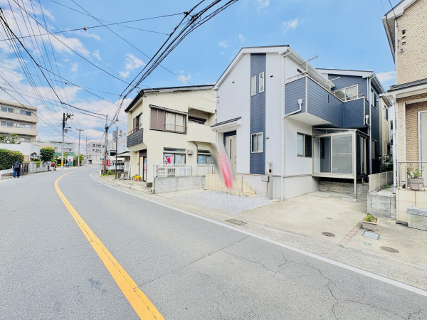 藤沢市高倉、中古一戸建ての前面道路を含む現地写真画像です