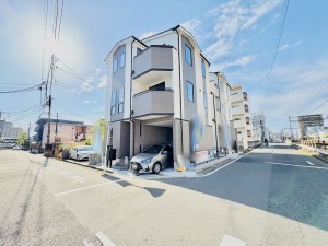 藤沢市湘南台、新築一戸建ての前面道路を含む現地写真画像です