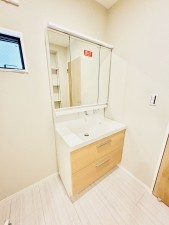 藤沢市湘南台、新築一戸建ての洗面画像です