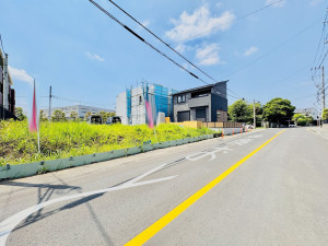 藤沢市円行、土地の前面道路を含む現地写真画像です