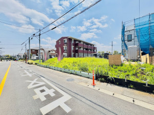 藤沢市円行、土地の前面道路を含む現地写真画像です