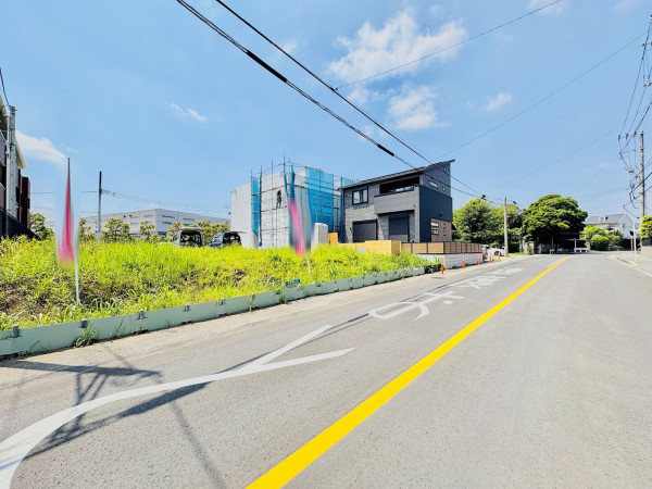 藤沢市円行、土地の前面道路を含む現地写真画像です