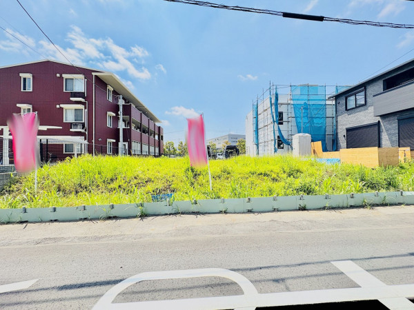 藤沢市円行、土地の前面道路を含む現地写真画像です