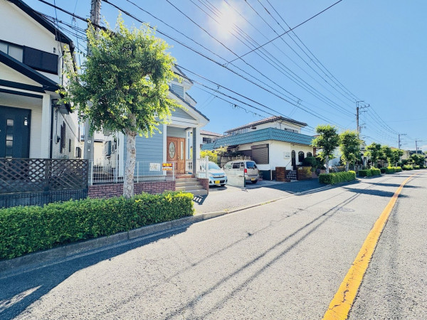藤沢市遠藤、中古一戸建ての前面道路を含む現地写真画像です