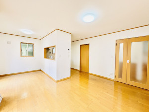 藤沢市打戻、中古一戸建ての居間画像です