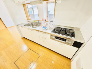 藤沢市打戻、中古一戸建てのキッチン画像です