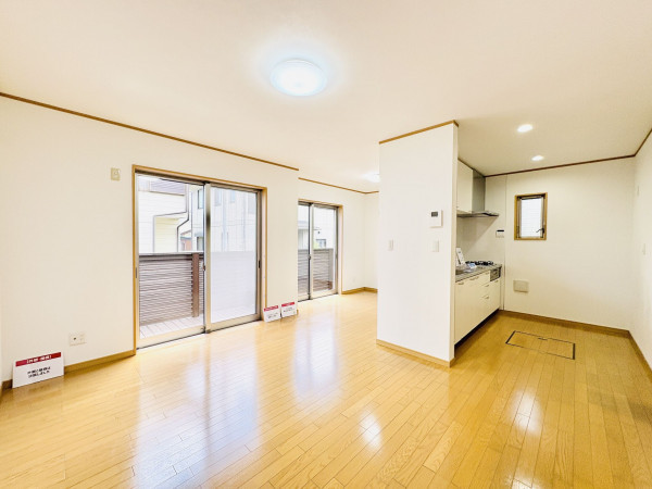 藤沢市打戻、中古一戸建ての居間画像です