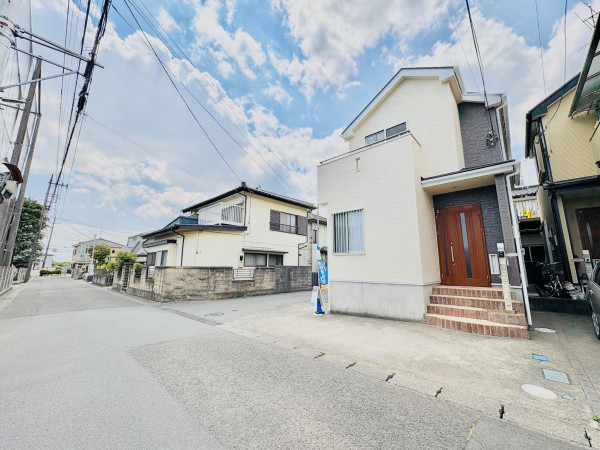 藤沢市打戻、中古一戸建ての前面道路を含む現地写真画像です