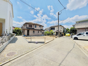 藤沢市打戻、新築一戸建ての前面道路を含む現地写真画像です