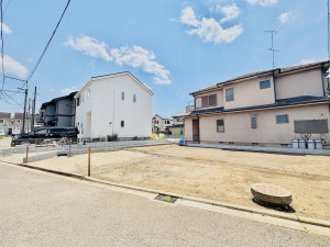 藤沢市打戻、新築一戸建ての前面道路を含む現地写真画像です