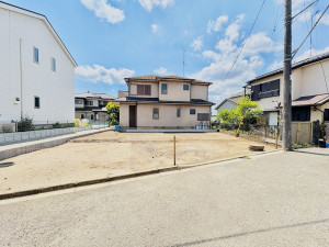 藤沢市打戻、新築一戸建ての前面道路を含む現地写真画像です