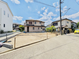 藤沢市打戻、新築一戸建ての前面道路を含む現地写真画像です
