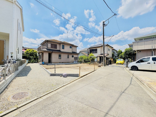 藤沢市打戻、新築一戸建ての前面道路を含む現地写真画像です