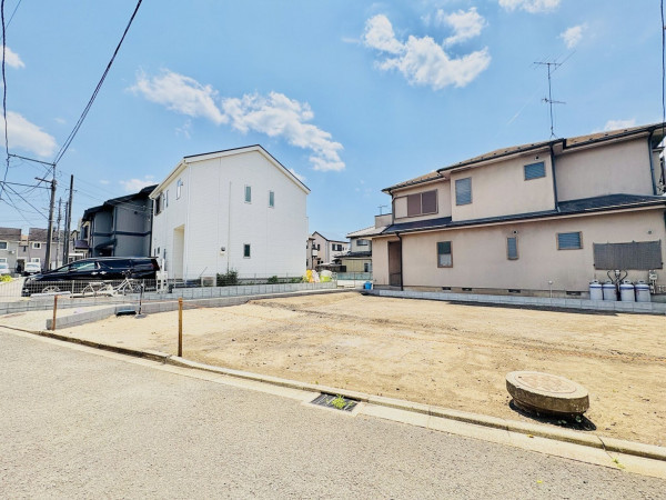 藤沢市打戻、新築一戸建ての前面道路を含む現地写真画像です