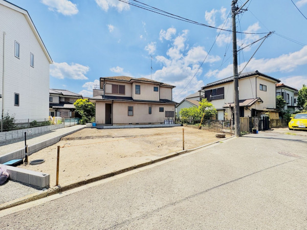 藤沢市打戻、新築一戸建ての前面道路を含む現地写真画像です
