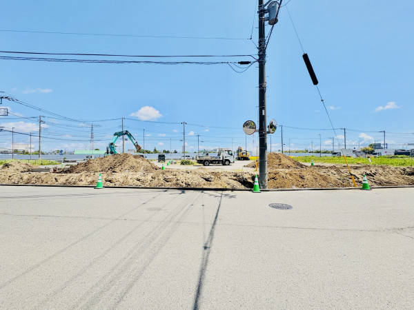 藤沢市葛原、新築一戸建ての前面道路を含む現地写真画像です