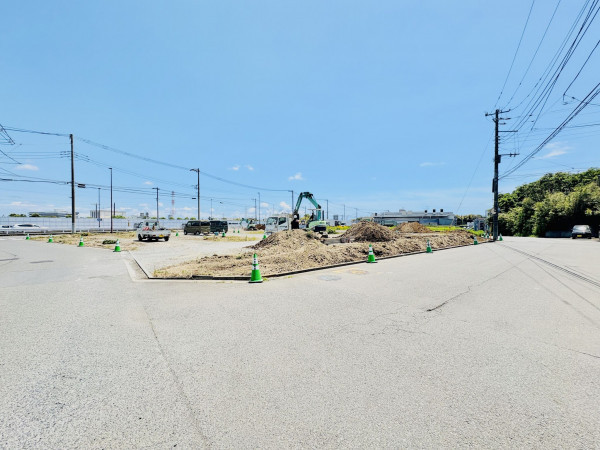 藤沢市葛原、新築一戸建ての前面道路を含む現地写真画像です