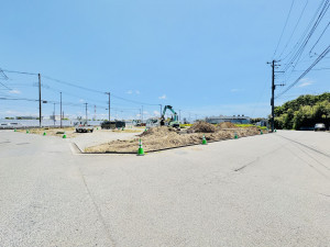 藤沢市葛原、新築一戸建ての前面道路を含む現地写真画像です