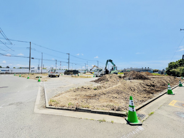 藤沢市葛原、新築一戸建ての前面道路を含む現地写真画像です