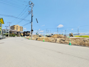 藤沢市葛原、新築一戸建ての前面道路を含む現地写真画像です