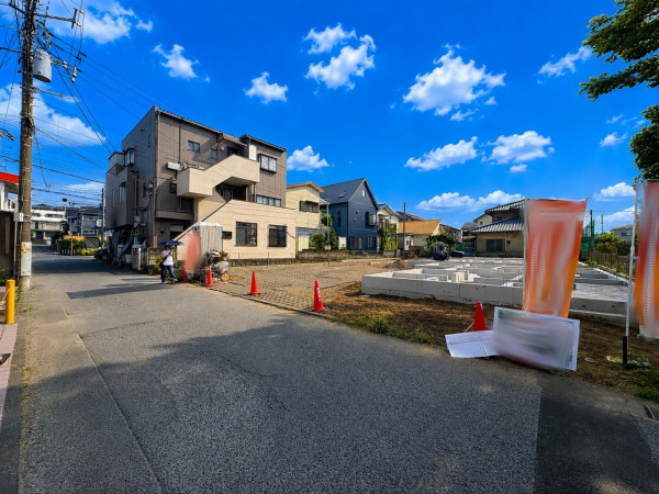 藤沢市辻堂元町、新築一戸建ての前面道路を含む現地写真画像です