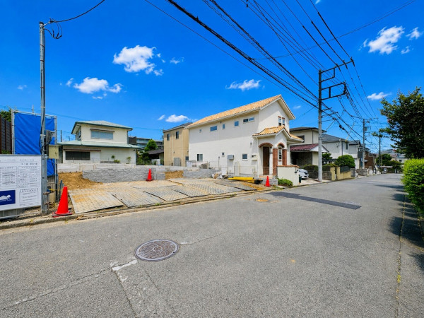 藤沢市湘南台、新築一戸建ての前面道路を含む現地写真画像です
