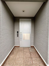藤沢市大庭、中古一戸建ての玄関画像です